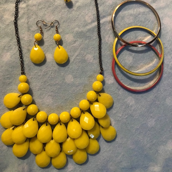 Jewelry - Statement yellow necklace set.
